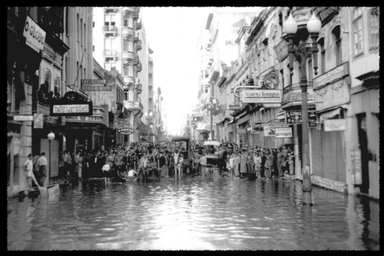 Diversas pessoas ficaram desabrigadas durante a enchente de 1941, no Rio Grande do Sul