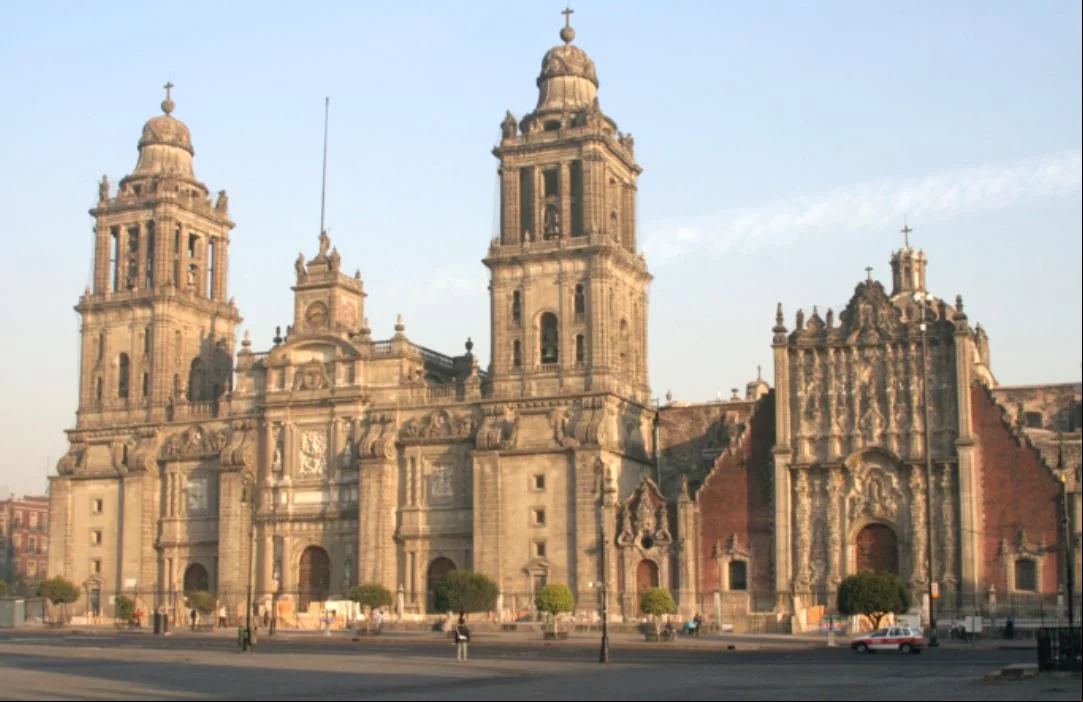 O México é o pais mais visitado por turistas na América Latina. Ele tem dois tipos de atrativos, ambos fortes. O histórico-cultural, com várias cidades que atraem pessoas do mundo inteiro, a começar pela capital, Cidade do México. Na foto, a bela catedral