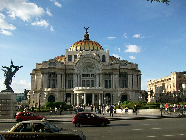 O México tem maioria católica (82,7% da população) e o Santuário de Nossa Senhora de Guadalupe é um importante ponto de peregrinação e devoção.
