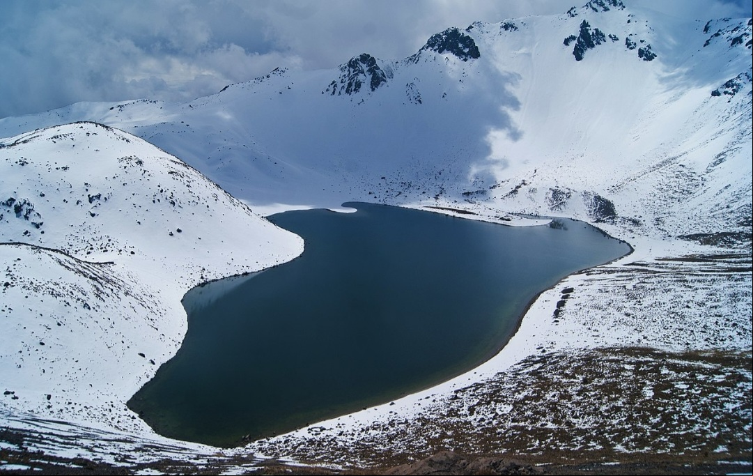 Há regiões de clima alpino, com destaque para a área do Nevado de Toluca, um estratovulcão (vulcão em forma de cone com lava endurecida) a 80 km da Cidade do México.