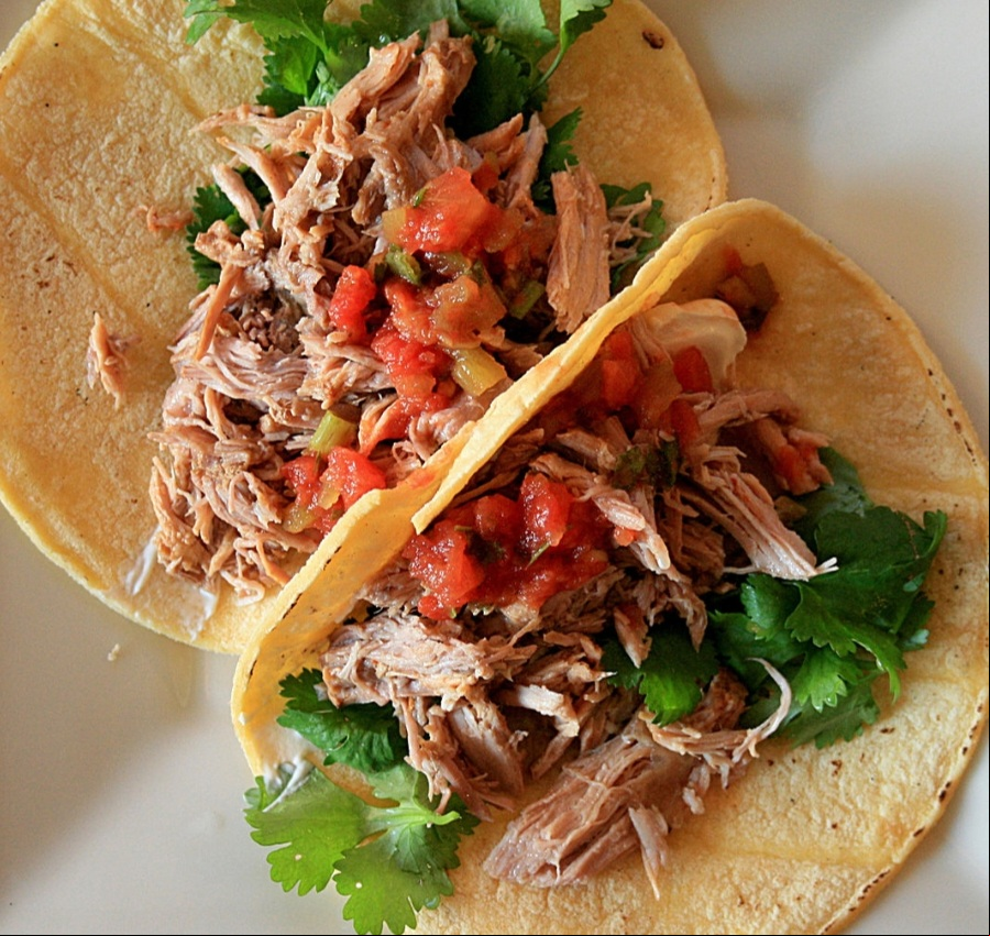 A culinária mexicana também é famosa. A característica principal é o uso farto de pimenta. Os tacos são petiscos feitos com massa fina de milho e recheios picantes que fazem sucesso.