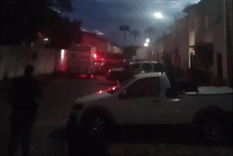 Residencial dos Escritores teve forte presença policial após confronto entre criminosos e tenente-coronel da PM Residencial dos Escritores teve forte presença policial após confronto entre criminosos e tenente-coronel da PM