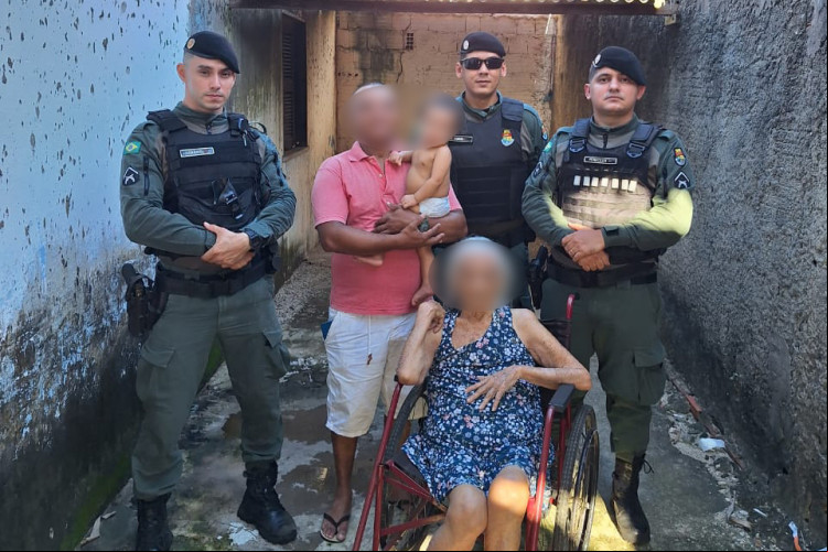 Idosa de 89 anos se engasgou no bairro Dom Lustosa, em Fortaleza, e foi salva por policiais militares que utilizaram a manobra 

