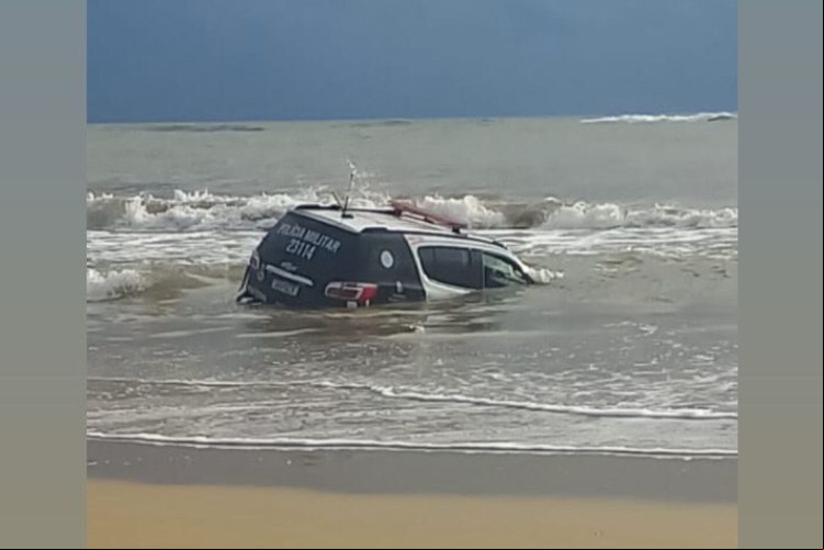 Viatura da Polícia Militar atola em orla da Praia de Flecheiras, no Ceará