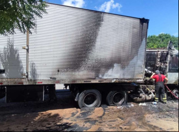 Carreta carregada de água sanitária incendeia na CE-350 