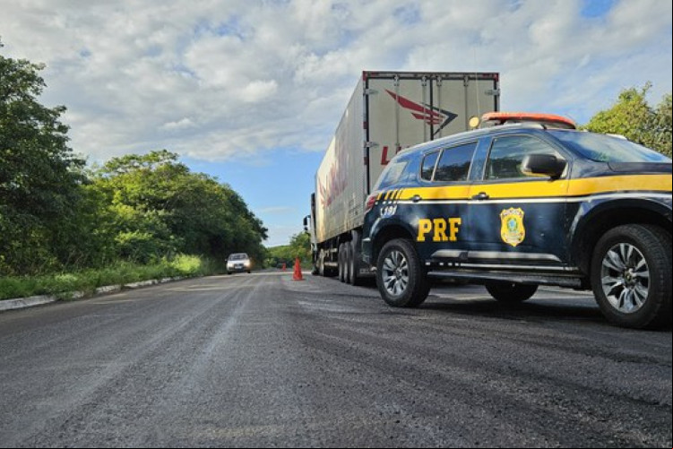 Viatura da PRF em uma rodovia 
