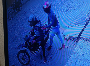 Câmeras de vigilância flagraram ação de dupla que roubou armas de loja em Icó 