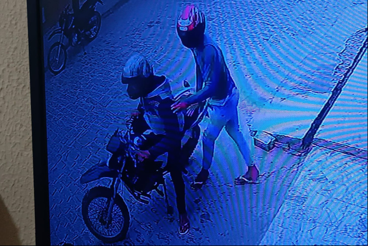 Câmeras de vigilância flagraram ação de dupla que roubou armas de loja em Icó