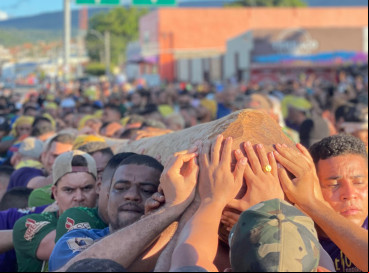 ￼CORTEJO com o Pau da Bandeira percorreu as ruas de Barbalha 