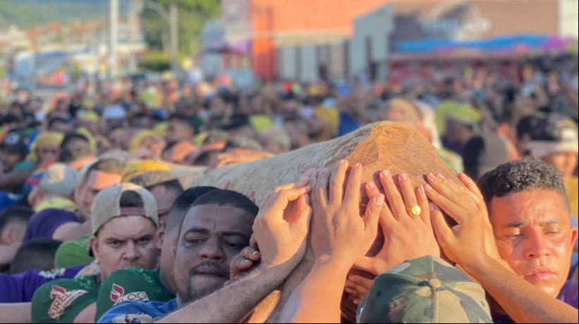 CORTEJO com o Pau da Bandeira percorreu as ruas de Barbalha
