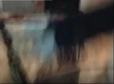 Vídeo feito instantes após o homicídio, mostra a vítima, Felipe Augusto Pereira Nogueira, de bruços, no chão de um cômodo da residência, que estava todo sujo de sangue 