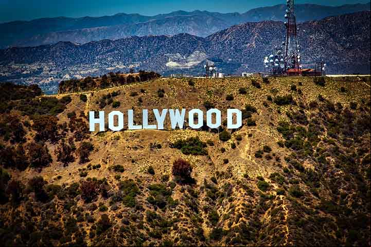 Hollywoodland foi o nome dado a esse grupo de casas em quatro estilos específicos.: tudor ou inglês medieval, francês-normando, mediterrâneo e colonial-espanhol. Era digno de uma história ambientada no chamado velho mundo, apresentado como o reino da alegria e saúde.