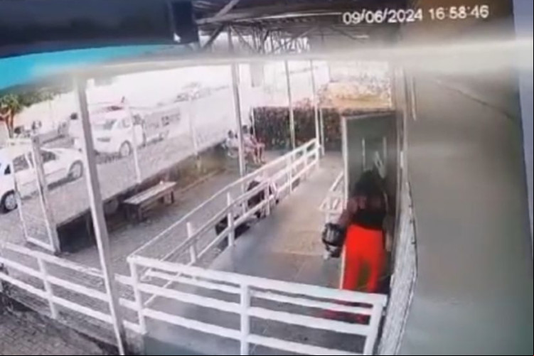 Câmeras de vigilância flagraram o momento que os criminosos invadem a unidade e atiram contra a vítima