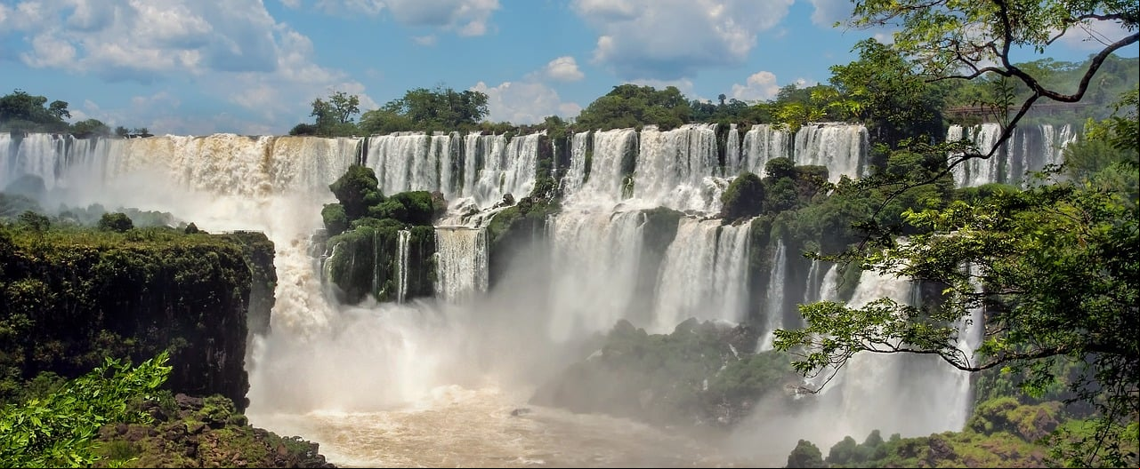 O Parque Nacional do Iguaçu é um patrimônio mundial natural, com o maior conjunto de quedas d'água do mundo. É Patrimônio da UNESCO desde 1987. E o Parque Nacional Iguazú, no lado argentino, tem este título desde 1984.