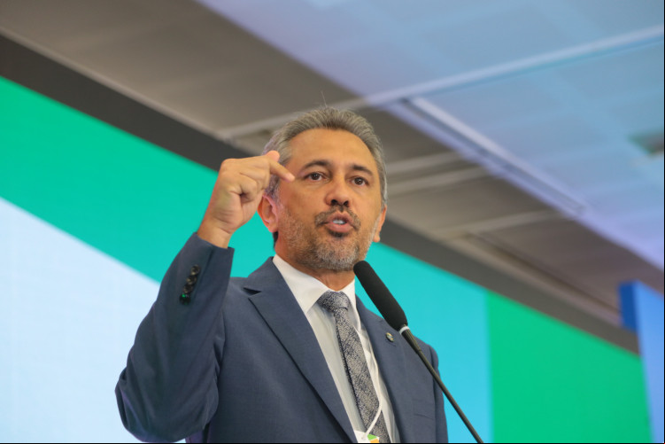 Governador Elmano e a vice Jade Romero têm reajuste salarial aprovado pela Alece nessa terça-feira,19