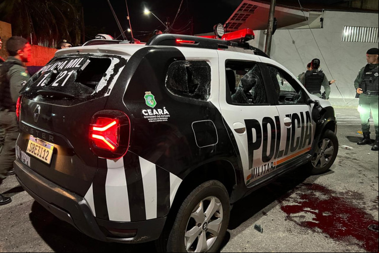 Imagem de apoio ilustrativo. Estado da viatura após homem arremessar pedra contra o veículo em meio a onda de violência ocorrida em junho