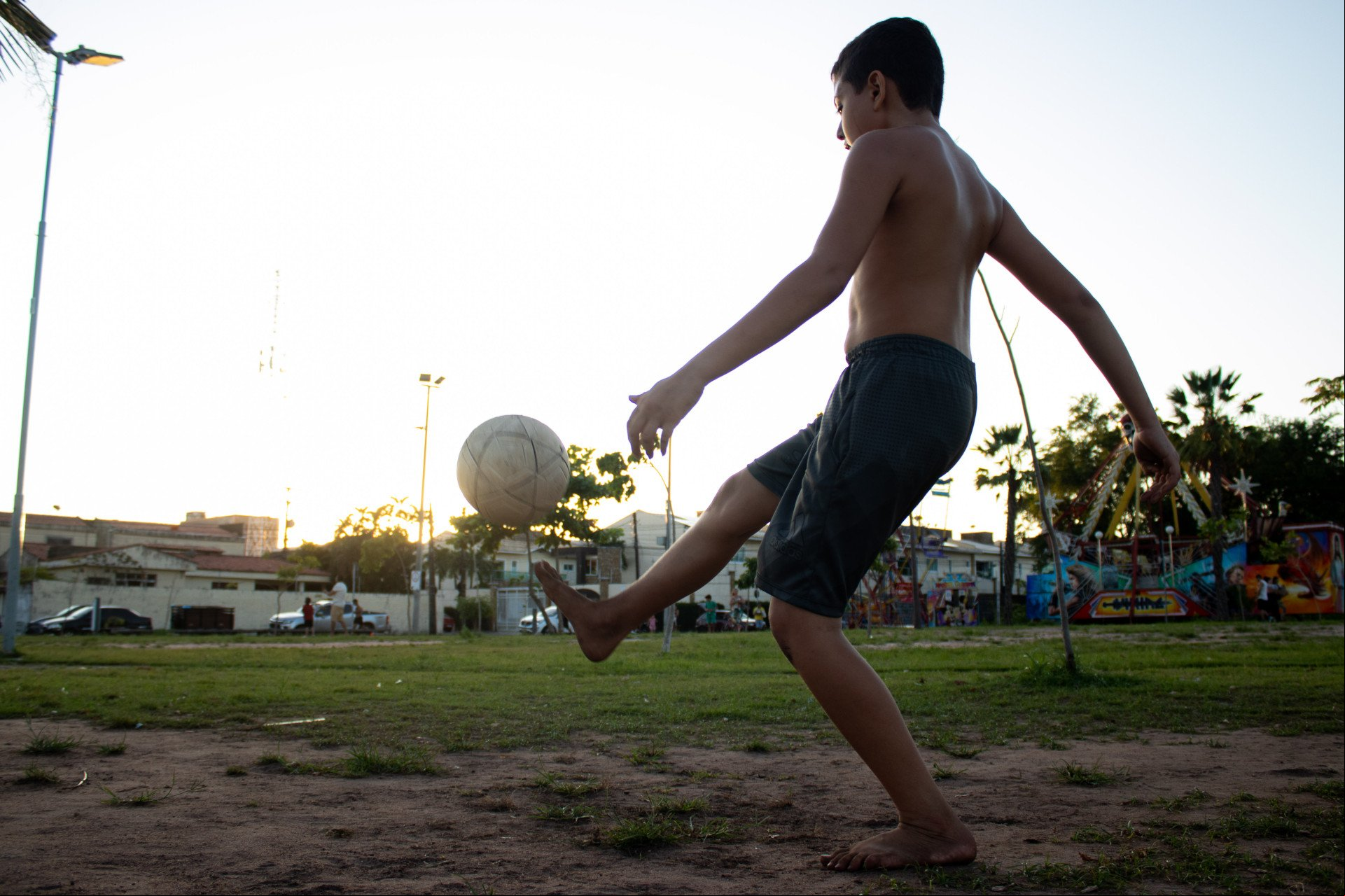 FORTALEZA, CEARÁ, BRASIL, 29-06-2024: Marcos Germano, 17, estudante e seu irmão Fernando Germano, 11 anos em diversas atividades durante as férias de junho no parque Rachel de Queiroz. (Foto: Samuel Setubal/ O Povo)