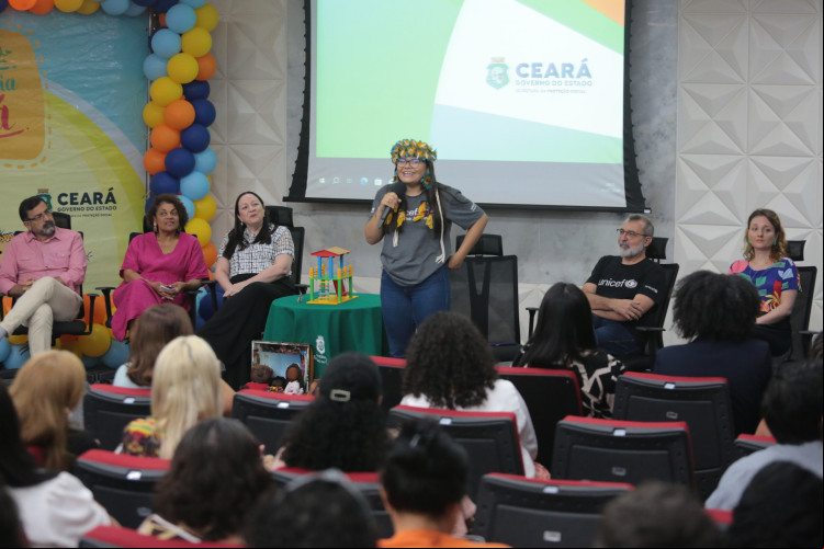 Thais Pitaguary, representante do conselho jovem da Unicef, em fala de abertura da primeira formação Primeira Infância Antirracista (PIA) em Fortaleza