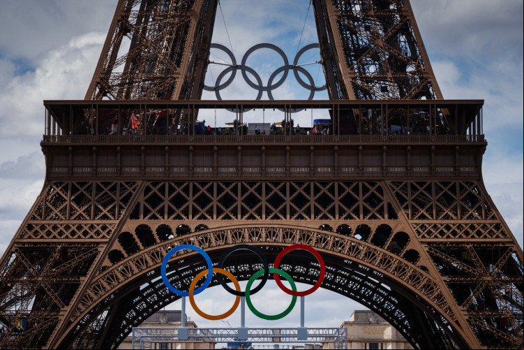 Anéis olímpicos próximos à Torre Eiffel dias antes da abertura das Olimpíadas de Paris-2024