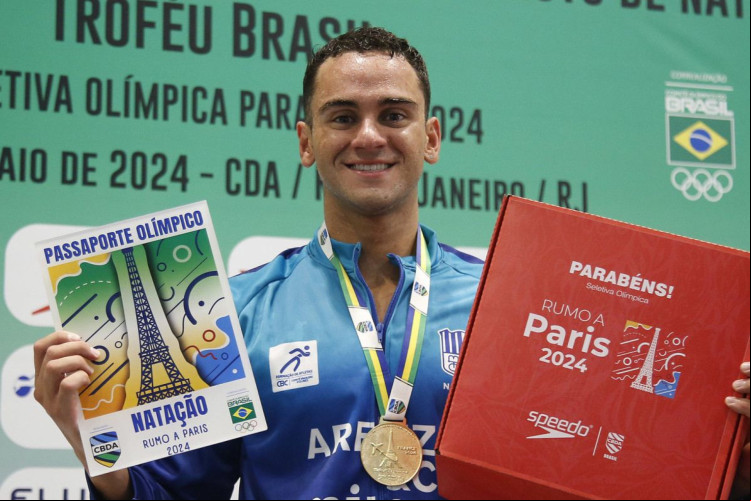 Nick Albiero compete nos 200m borboleta