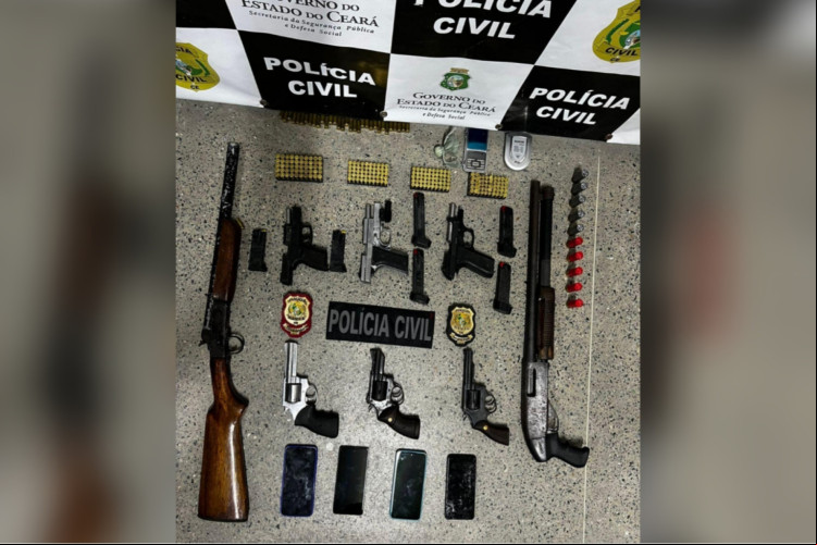 Armas, munições, celulares e motos foram apreendidos na operação que resultou também em nove prisões em Itarema