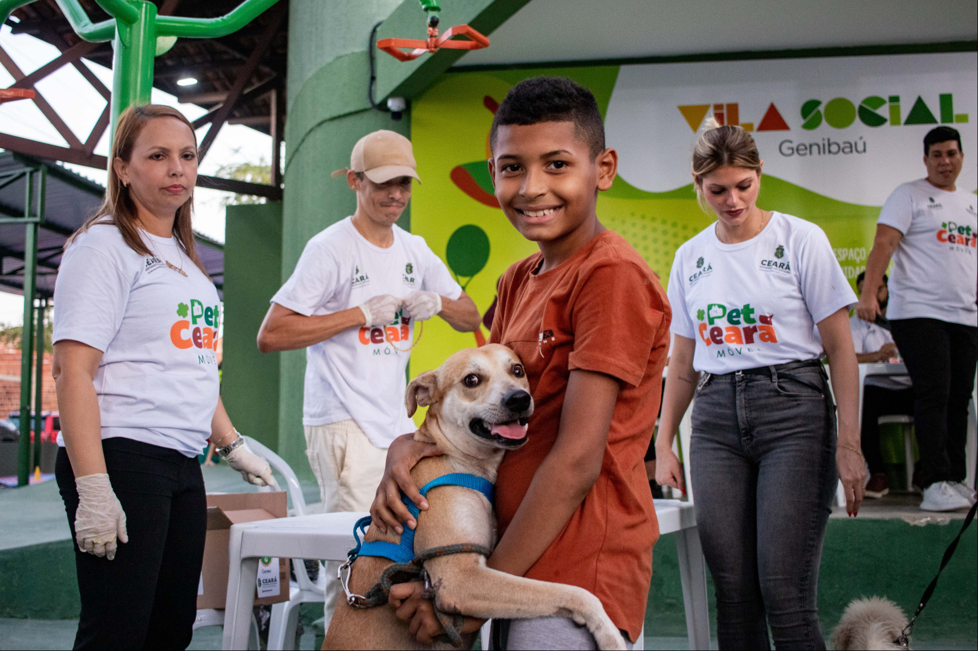 FORTALEZA, CEARÁ, BRASIL, 29-08-2024: Governo do Ceará, por meio da Secretaria da Proteção Animal, em parceria com a Secretaria da Proteção Social (SPS) e a Secretaria da Juventude (Sejuv), realiza o primeiro Giro Pet Ceará, levando atendimento veterinário para a Vila Social do Genibaú com atendimentos para cachorros e gatos.. (Foto: Samuel Setubal/ O Povo)