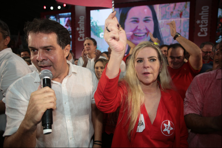 Evandro e Luizianne na convenção petista de Caucaia. Ocasião marca primeira vez em que ambos foram vistos dividindo palanque após ele ser escolhido candidato do PT a prefeito de Fortaleza