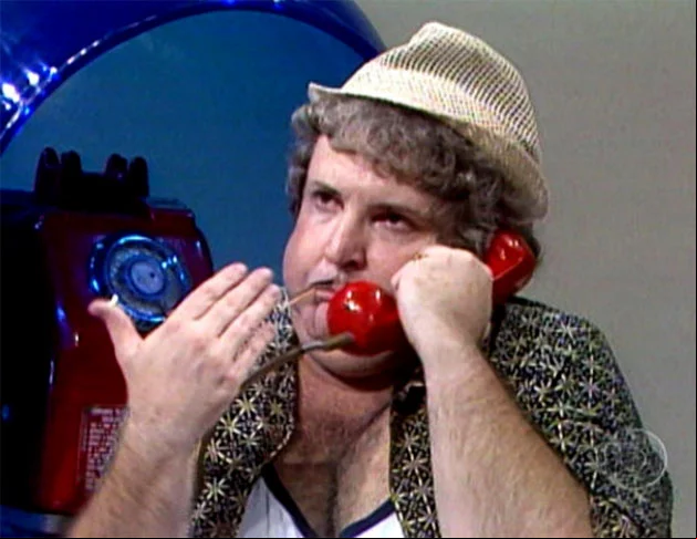 Jô Soares (1938-2022): Jô foi um dos maiores humoristas, escritores, dramaturgos, apresentadores, entrevistadores e cineastas brasileiros. Durante décadas, ele encantou o público com seu humor inteligente e sua capacidade de entrevistar personalidades de forma única.