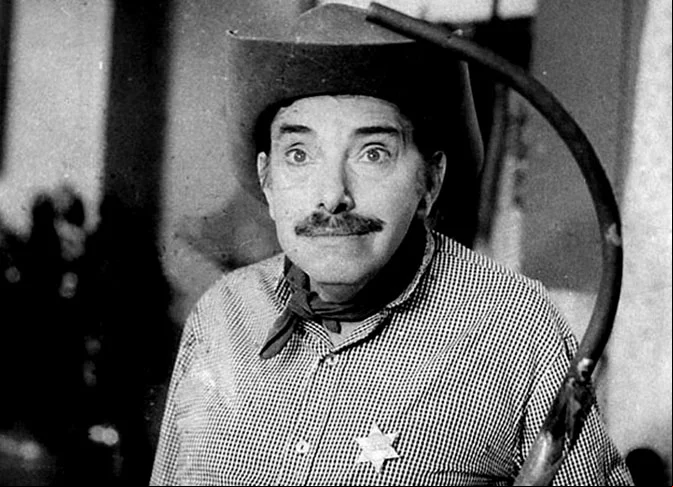 Mazzaropi (1912-1981): Um dos grandes nomes do cinema nacional, Mazzaropi se destacou por seu humor caipira e caricato, que conquistou o público brasileiro por décadas. Seu personagem Jeca foi um dos mais famosos.