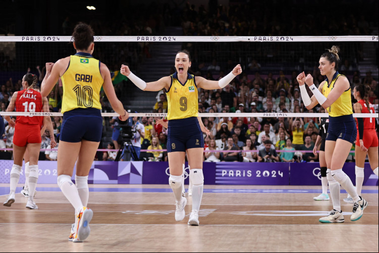 2024.08.10 - Jogos Olímpicos Paris 2024 - Vôlei - A selecao brasileira comemora ponto na partida pelo bronze