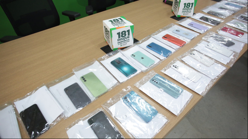 FORTALEZA-CE, BRASIL, 12-08-2024: Imagem de celulares roubados que foram apreendidos e devolvidos aos donos. (foto: Fabio Lima/ OPOVO)