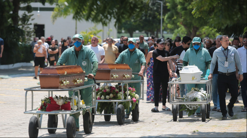 FORTALEZA-CE, BRASIL, 16-08-2024: Sepultamento das vítimas do acidente com VLT. cemitério parque da paz. (foto: Fabio Lima/ OPOVO)
