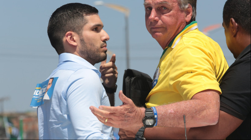 André Fernandes (PL) e Jair Bolsonaro (PL) durante carreata no começo da campanha de Fernandes à Prefeitura de Fortaleza. Depois, o ex-presidente não era visível na campanha