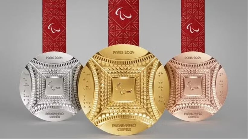 As medalhas paralímpicas de Paris 2024 apresentam uma peça original de ferro da Torre Eiffel