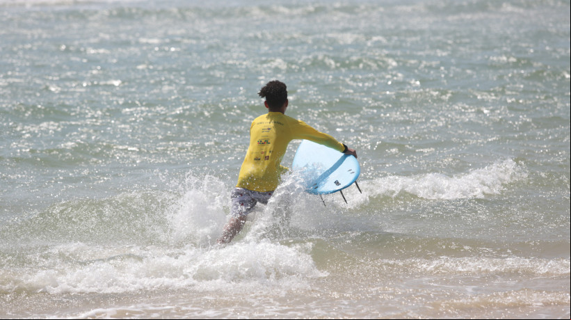 FORTALEZA-CE, BRASIL, 30-08-2024: Surfe cooperativo no IPOM. Praia do Futuro. (foto: Fabio Lima/ OPOVO)