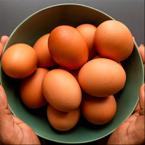 Ovos - Eles são uma boa fonte de tiamina e a niacina (vitaminas do complexo B), que colaboram com o bom humor. Uma unidade no dia é recomendado.