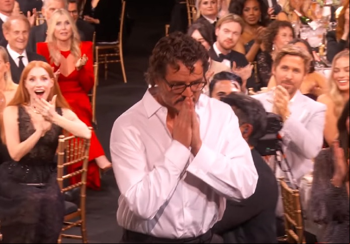 Um dos maiores queridinhos de Hollywood atualmente, Pascal também viralizou esse ano por conta de uma saia justa enquanto fazia seu discurso de agradecimento no SAG Awards.