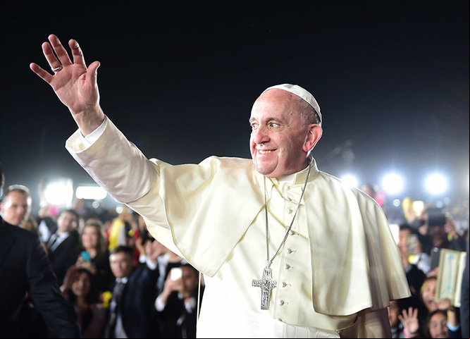 Francisco adotou um estilo de vida modesto, escolhendo viver em quartos simples no Vaticano em vez do Palácio Apostólico, e é conhecido por usar roupas mais simples do que seus antecessores.