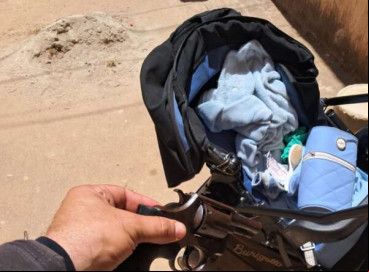 Carrinho de bebê onde estava a maconha e a arma apreendidas pelos policiais em Pacatuba 