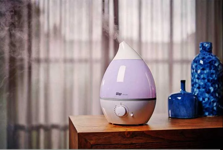 Diferente dos purificadores de ar, que eliminam partículas e poluentes, e dos climatizadores, que ajustam temperatura e umidade, os umidificadores focam especificamente em adicionar umidade ao ambiente.