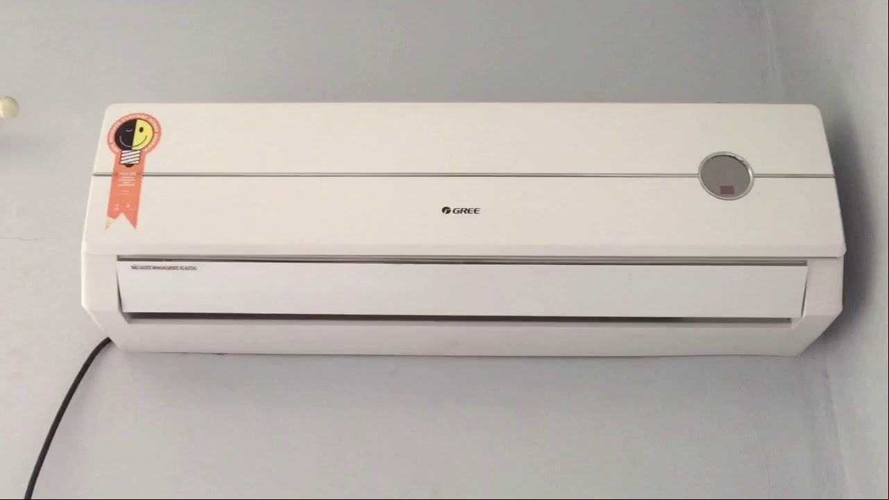 Diferente dos purificadores de ar, que limpam o ar de poluentes, e dos climatizadores, que resfriam e umidificam, o ar condicionado utiliza um sistema de refrigeração para baixar a temperatura do ambiente.
