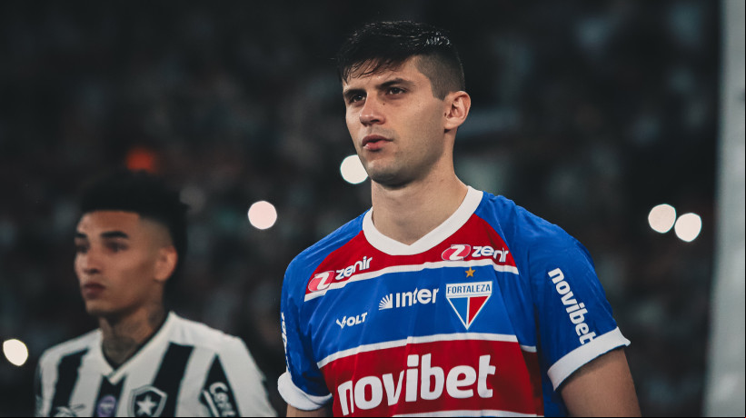 Zagueiro Kuscevic no jogo Botafogo x Fortaleza, no Nilton Santos, pelo Campeonato Brasileiro Série A 2024