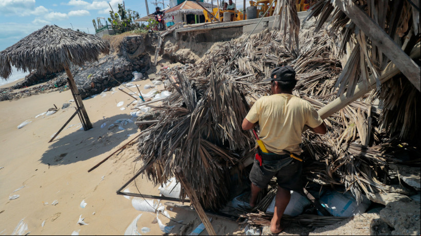 FORTALEZA, CEARÁ, BRASIL, 21-09-2024:Barracas destruídas na orla da Barra do Ceará devido a subida da maré do mês de setembro.. (Foto: Samuel Setubal/ O Povo) FORTALEZA, CEARÁ, BRASIL, 21-09-2024:Barracas destruídas na orla da Barra do Ceará devido a subida da maré do mês de setembro.. (Foto: Samuel Setubal/ O Povo)