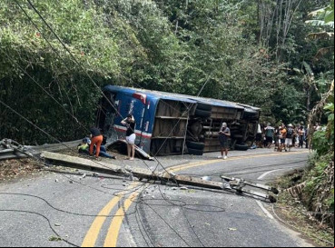 Ônibus fretado pela Projeto Saúde, Bombeiros e Sociedade (PSBS) tombou na CE-065, em Guaramiranga 