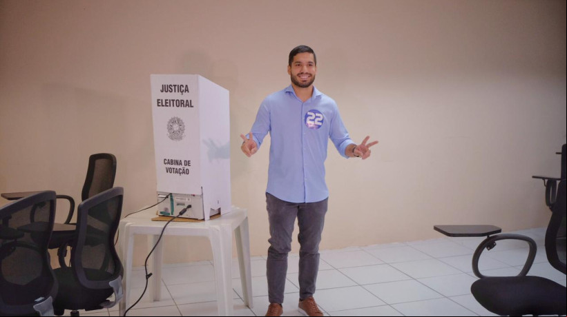 André Fernandes foi o primeiro pré-candidato à Prefeitura a votar neste domingo de eleição