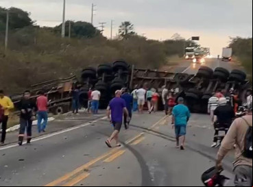 Acidente entre carro e caminhão na BR-116, em Chorozinho, deixa um morto e via interditada 