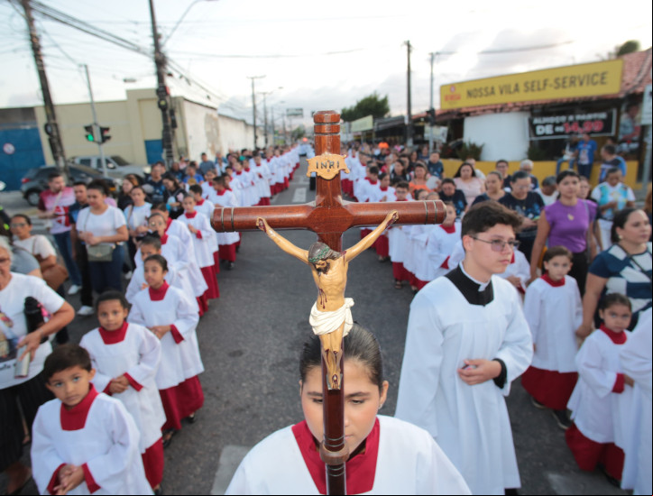 FORTALEZA-CE, BRASIL, 12-10-2024: Procissão de Nossa Senhora Aparecida. Montese. (foto: Fabio Lima/ OPOVO)