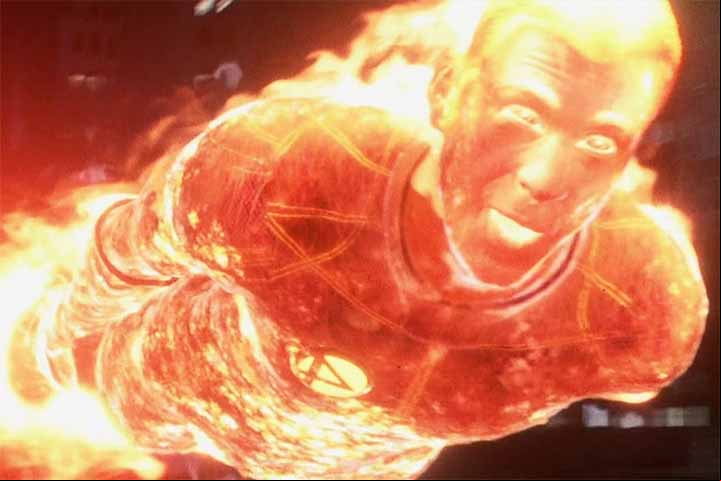 Chris Evans interpretou Johnny Storm, irmão de Sue, que se transformou a Tocha Humana. Nascido em Boston, começou sua carreira na série de televisão Opposite Sex (2000), sendo mais conhecido por interpretar o Capitão América no Universo Cinematográfico da Marvel.