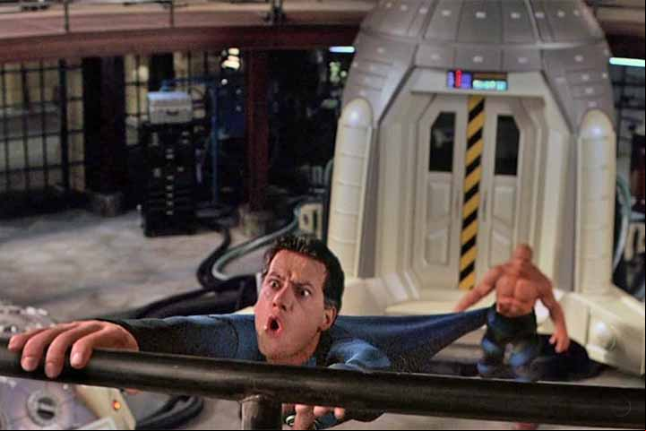 O físico Dr. Reed Richards, que se transforma em Sr. Fantástico, tendo seu corpo dotado de flexibilidade, podendo se esticar, se contrair ou se deformar como quiser. foi interpretado por Ioan Gruffudd. O ator galês ficou conhecido como o Oficial Harold Lowe no filme Titanic (1997), e Lt. John Beales em Black Hawk Down (2001).