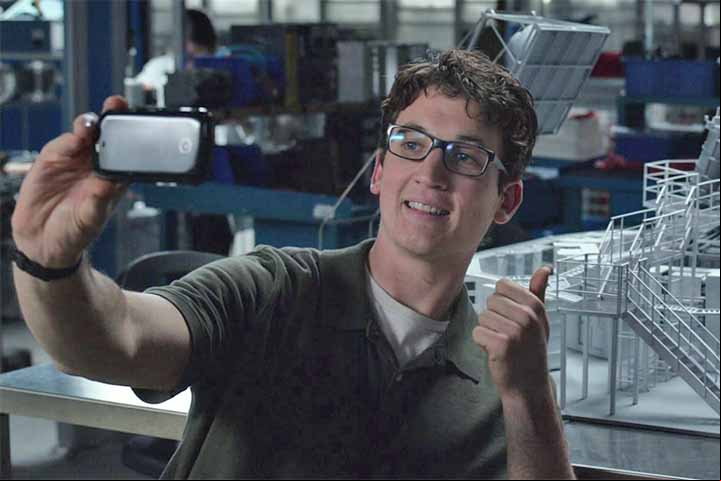 Coube ao Miles Teller interpretar Reed Richards (Sr. Fantástico). O ator ficou conhecido por seus papéis em Divergente (2014) como Peter, Spiderhead (2022), como Jeff, ao lado de Chris Hemsworth e na continuação de Top Gun, como Rooster Bradshaw, ao lado de Tom Cruise.
